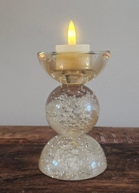 Light & Living kandelaar Itinga S in helder glas met twee bollen en luchtbellen op een houten ondergrond