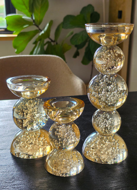 Serie kandelaars Itinga van Light & Living in verschillende hoogtes op een donker houten oppervlak