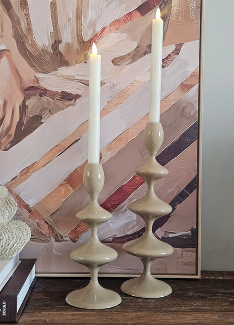 Light & Living kandelaar VIREEN zand 27cm met een LED kaars naast een houten masker ornament op een zwarte metalen standaard voor een geweven wandpaneel op een houten ondergrond