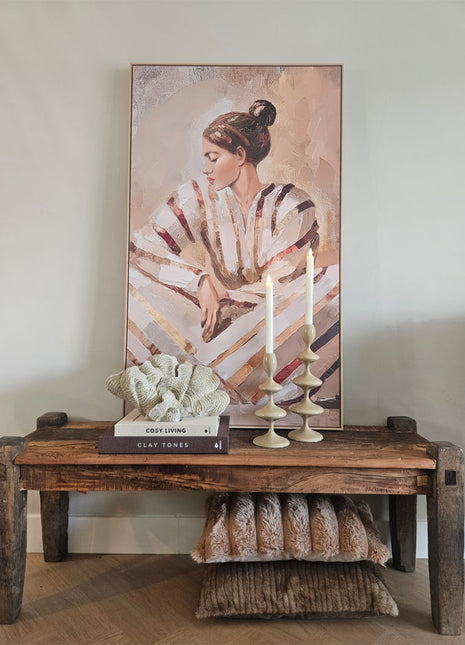 Light & Living kandelaars VIREEN sand op een houten bankje voor een schilderij met witte kaarsen en een wit koraalornament op koffietafelboeken Cosy Living en Clay Tones