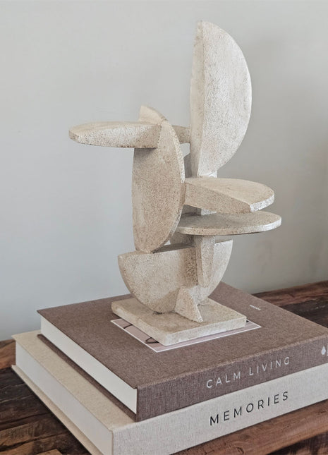 Light & Living ornament GISELLE antiek zand op een houten ondergrond naast een opbergboek