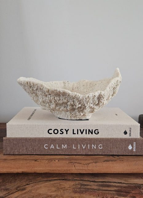 Light & Living ornament schaal Coral crème met ruwe koraalachtige structuur op koffietafelboeken "Cosy Living" en "Calm Living" op een houten ondergrond