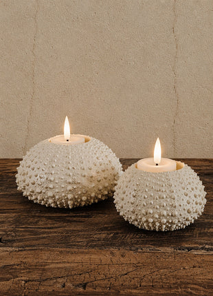 Set van Light en Living waxinelichthouders Sea Urchin crème in maat S en M met brandende LED-kaars op een witte ondergrond