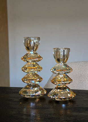 Kandelaar Rovelo van Light & Living in amber kristalglas op een donker houten oppervlak