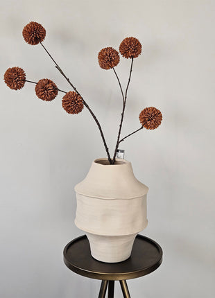 Vaas CORSICO mat crème keramiek gepresenteerd op dressoir met droogbloemen