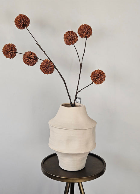 Vaas CORSICO mat crème keramiek gepresenteerd op dressoir met droogbloemen