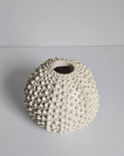 Vaas Sea Urchin crème met zee-egel textuur en organische vorm hoogte 9cm