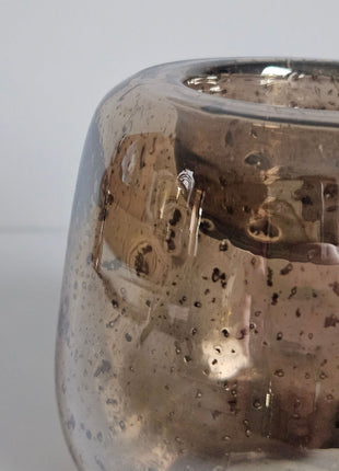 Close-up van waxinelichthouder Capira - bruin grijs glas met gouden spikkels