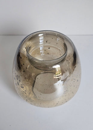 Close-up van waxinelichthouder Capira groot - bruin grijs glas met sprankelend effect