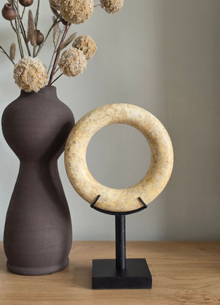 Marmeren Ornament Ring Op Standaard