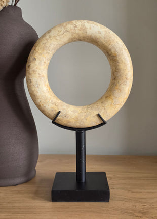 Marmeren Ornament Ring Op Standaard