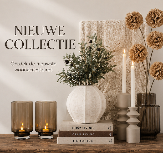 Promotiebanner met de tekst "Nieuwe Collectie – Ontdek de nieuwste woonaccessoires" naast een styling op een houten dressoir met twee rookglazen windlichten met brandende waxinelichten, een witte facetvaas met olijftakken op koffietafelboeken, een beige geometrische kandelaar, een geribbelde rookglazen vaas en droogbloemen in bruin-beige