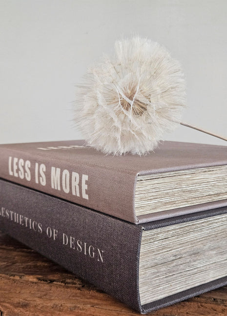 Opbergboek Aesthetics of Design met grijze stoffen kaft op een styling oppervlak
