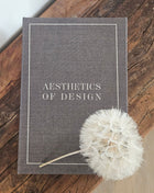 Opbergboek Aesthetics of Design met grijze stoffen kaft en witte letters op een witte ondergrond
