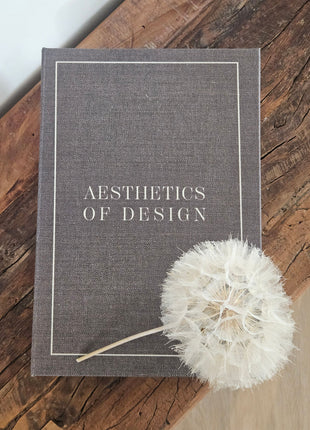 Opbergboek Aesthetics of Design met grijze stoffen kaft en witte letters op een witte ondergrond