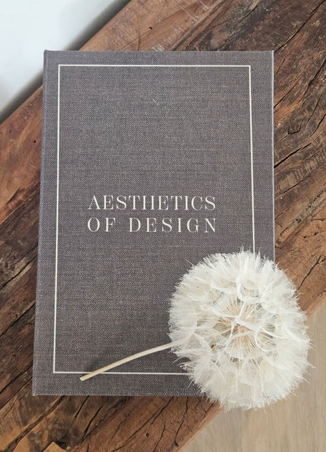 Opbergboek Aesthetics of Design met grijze stoffen kaft en witte letters op een witte ondergrond
