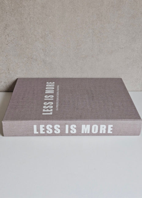Opbergboek koffietafel Less is More gepresenteerd op tafelblad.