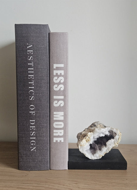 Opbergboek Less is More op een tafelblad naast een natuursteen