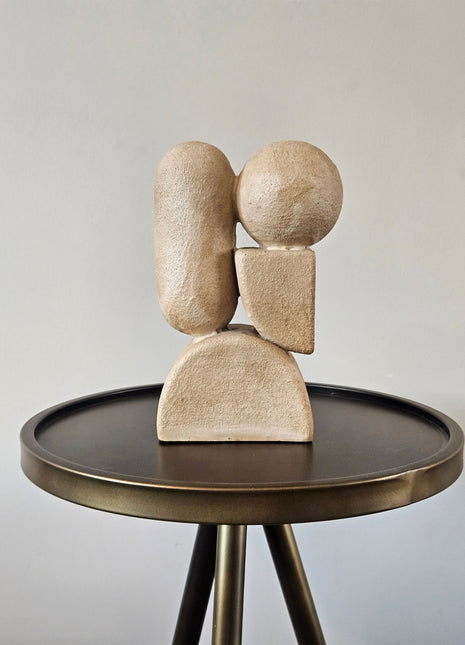 Gelaagd aardewerk ornament Tiers in beige-wit met meerdere ringen op een houten ondergrond