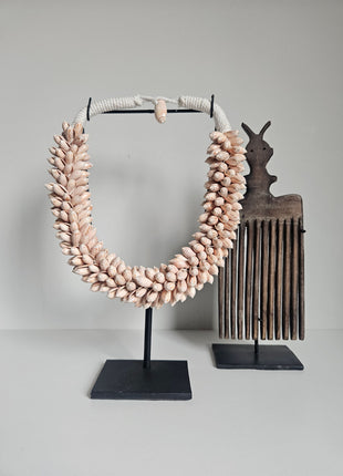 Ornament kam op voet met figuur gepresenteerd op dressoir