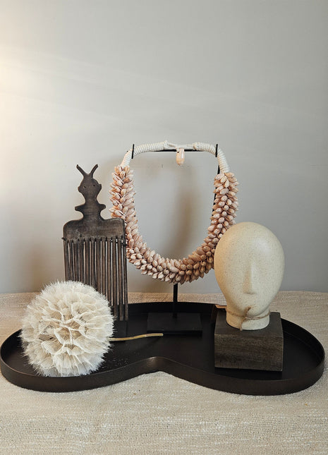 Ornament kam op voet bruin hout gepresenteerd met decoratie