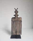 Ornament kam op voet met figuur bruin hout 10 x 27 cm