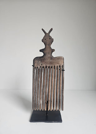 Ornament kam op voet met figuur bruin hout 10 x 27 cm