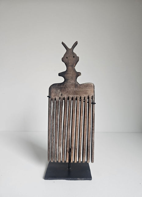 Ornament kam op voet met figuur bruin hout 10 x 27 cm