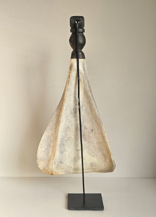 Close-Up Ornament van een lepel op een standaard met daarin gegraveerd een draak. 