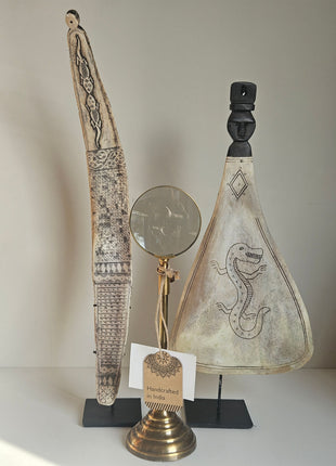 Ornament lepel met draak naturel gepresenteerd op dressoir in sfeervol interieur