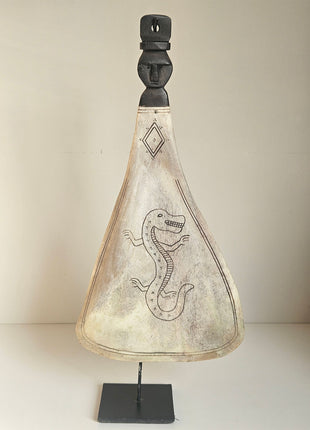 Close-Up Ornament van een lepel op een standaard met daarin gegraveerd een draak. 