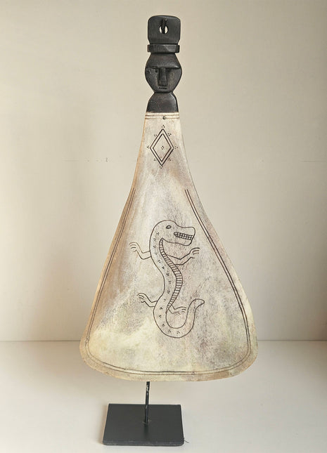 Close-Up Ornament van een lepel op een standaard met daarin gegraveerd een draak. 