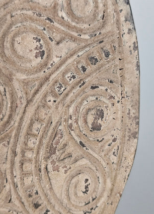 Close-Up Ornament van een gezicht uitgesneden uit hout in de vorm van een masker.