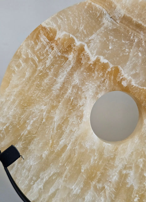 Ornament onyx op stanaard beige natuursteen Ø 20x 28 cm