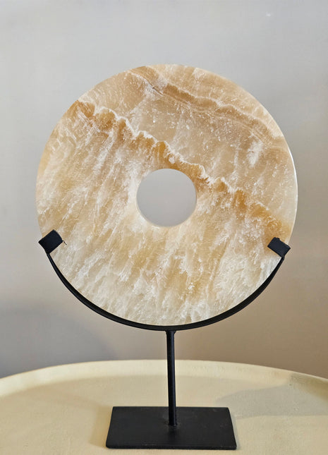 Ornament onyx op stanaard beige natuursteen Ø 20x 28 cm