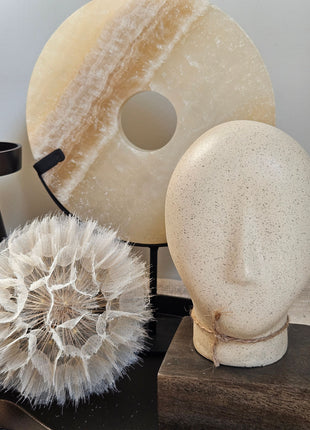 Ornament onyx beige natuursteen gepresenteerd op dressoir