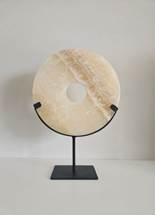Ornament onyx op voet beige natuursteen Ø 20xoogte 28 cm