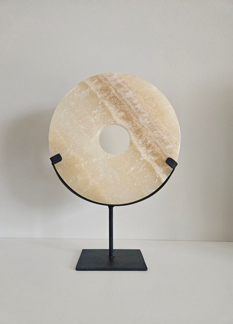 Ornament onyx op voet beige natuursteen Ø 20xoogte 28 cm