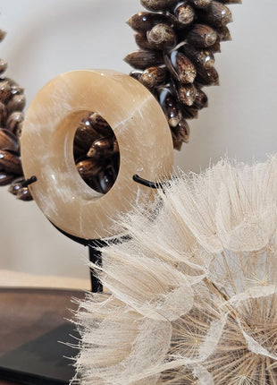 Ornament onyx schijf natuursteen gepresenteerd op dressoir