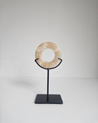 Ornament onyx schijf op voet natuursteen hoogte 15 cm