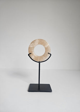 Ornament onyx schijf op voet natuursteen hoogte 15 cm