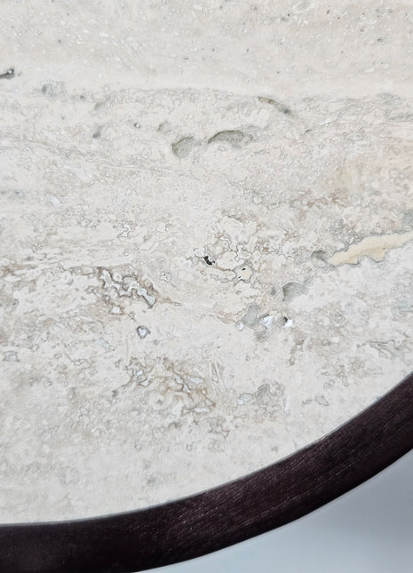 Close-up van de travertijn structuur van een Light & Living ornament Moreno Travertin in wit-beige met grijze aders