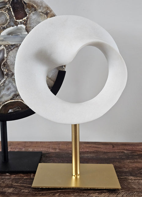 Light & Living ornament op voet Tuzla in wit op een gouden metalen voet op een houten ondergrond