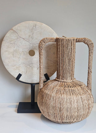 Ornament ringsteen op voet wit gepresenteerd op dressoir