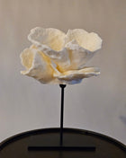 Ornament roos crème op standaard met sculptuur vorm hoogte 27 cm