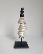 Ornament schelpentoren op voet pearl naturel met handgemaakte schelpen hoogte 28 cm