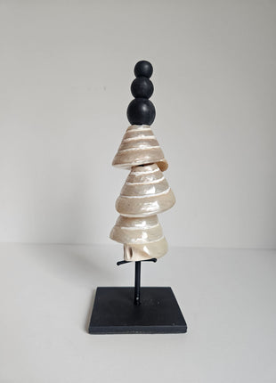 Ornament schelpentoren op voet pearl naturel met handgemaakte schelpen hoogte 28 cm