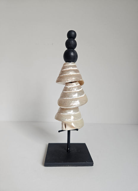 Ornament schelpentoren op voet pearl naturel met handgemaakte schelpen hoogte 28 cm