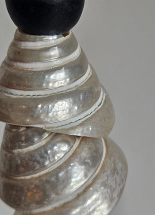 Close-up van ornament schelpentoren pearl naturel - natuurlijke schelpen en houten voet