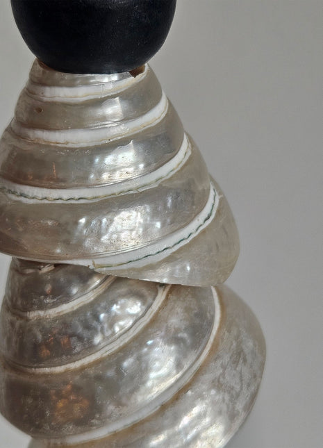 Close-up van ornament schelpentoren pearl naturel - natuurlijke schelpen en houten voet